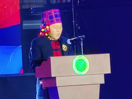 盈江县景颇协会领导主持2026年目瑙纵歌开幕式并致辞