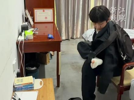 无臂博士分享学习生活日常,获得无数陌生人鼓励,已在量子信息科学领域崭露头角。@抖音小助手