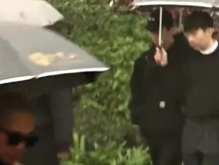 明明是亡妻忌日,为何具俊晔穿着27年前大S送的大衣?爱意藏得隐秘,却经得起时光淬炼#大S具俊晔 #明星资讯 #内容启发搜索 #影娱热点团