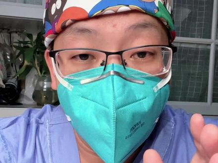 #退烧止痛布洛芬和泰诺选哪个 老杨告诉您退烧药怎么吃!结论:1、儿童、60岁以上老年人、有多种基础疾病的患者(肝功能不全者除外),优先使用对乙酰氨基酚。2、需要长期用药的患者、关节炎患者,优先使用布洛芬(对乙酰氨基酚无消炎作用)。3,高热,且身体素质好的患者,可优先吃布洛芬,但不可两种药同时吃。4.布洛芬伤肾,对乙酰氨基酚伤肝。