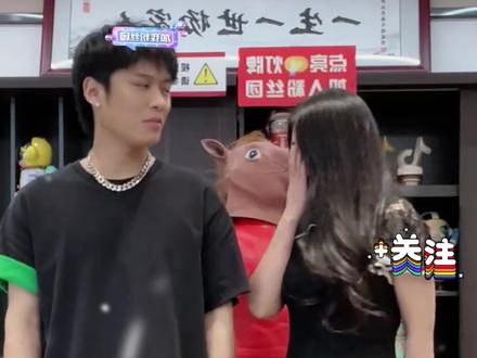 当看到这一幕相信大家都能从这位品牌方的身上看见自己的影子#疯狂小杨哥 #小杨哥直播回放 #成年人的生活没有容易二字