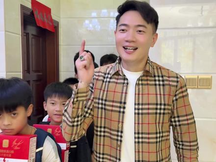 10个外甥真的太可怕了,来舅舅家吃喝拉撒就算,走之前还不忘要这个💰,再这样下去舅舅的老婆本都不保了😂#舅舅带娃 #舅舅太难了 #记录真实生活 #内容过于真实 #广东舅舅