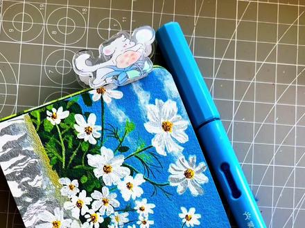 晴日花野,向光而生 | 丙烯马克笔
一笔一画,留住夏日的浪漫。
蓝是天空,白是云朵,黄是向阳而生的勇气。
画一朵向日葵,接住所有温柔的光。#丙烯马克笔 #零基础学画画 #治愈系绘画 #夏日花卉手绘 #画画