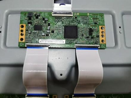 当一种技术做到极致。它就会变成一种艺术,自己家75寸小米蓝屏,换屏不换配件取掉两个过载电容当场搞定#液晶屏维修 #电视 #家电维修 #小米电视