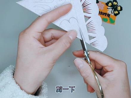 三折折纸剪蝴蝶窗花详细图解视频教程! #手工diy #爱手工爱生活 #剪纸