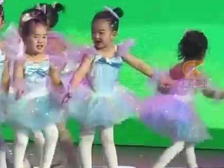 到底是哪个宝贝做错了凳子?萌娃舞蹈表演秒变小品《没座》,小朋友的举动笑翻全场。#人类幼崽的社死现场有多可爱 #幼儿园表演名场面#萌娃#宝宝日常