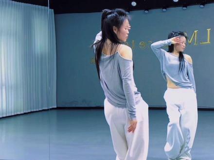 #梦底 在人来人往四季中老去.何其有幸你出现梦里.何其不幸你只在梦里.人生就是一场不断告别的旅程,有些人只能留在回忆里,只能在梦里重逢#爱舞蹈爱生活