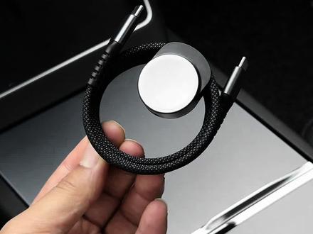 一根数据线就能解决手机和apple watch的充电问题了,而且线是带磁吸的,收纳起来更整洁!#特斯拉 #特斯拉好物推荐 #多功能数据线 #iwatch #这野能玩