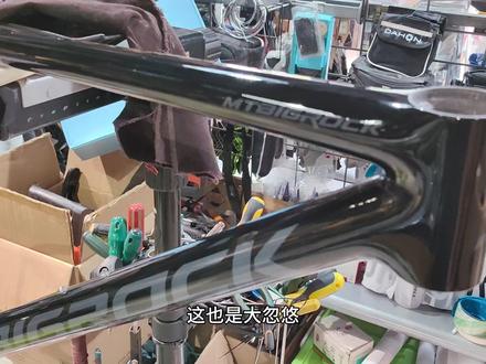 马上装一台大石的黑色xs尺码蓝图电变的油碟公路车,这个车架从价格从重量来说,很平和的价格了,很亲民。