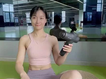 筋膜枪使用方法,运动后放松,能够避免肌肉粘黏,深层的肌肉放松,让肌肉线条更流畅好看。#运动放松按摩 #筋膜枪