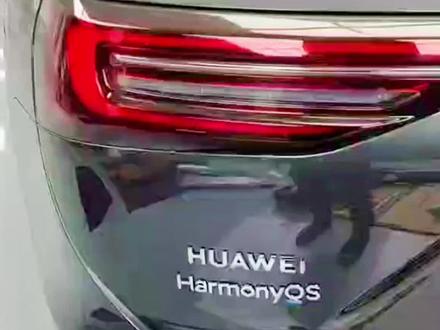 车友群里一个问界M7车友把华为元素都贴上去了,华为图标、中英文logo、鸿蒙系统logo都贴上去了,不过对比之后,应该会撕掉一两个。#华为 #华为汽车 #鸿蒙 #问界 #问界m7