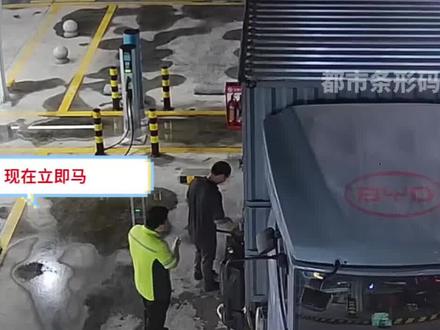 男子加油站明火炒菜,不听劝阻并且殴打工作人员