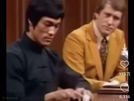 李小龙这段用功夫驾驭乒乓球的表演在外网火了,已经有300万赞了👍👍看老外那目瞪口呆的反应 #热爱全开致敬经典 #技巧 #那些青春记忆里的炸裂电影镜头 #李小龙传奇 #李小龙逝世50周年