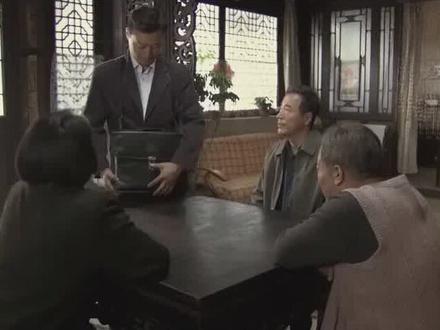 影视:大叔给老人们发奖金,谁知每个人不一样,打开后傻眼了