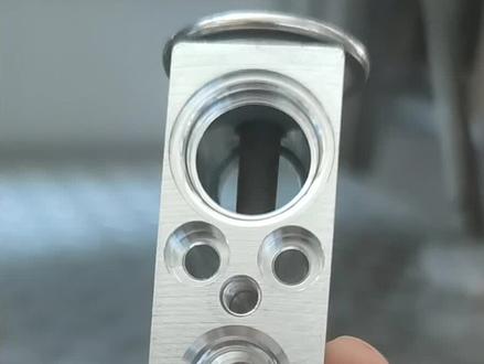 如何通过调整膨胀阀来降低汽车空调的温度#汽修 #汽车空调不凉 #膨胀阀