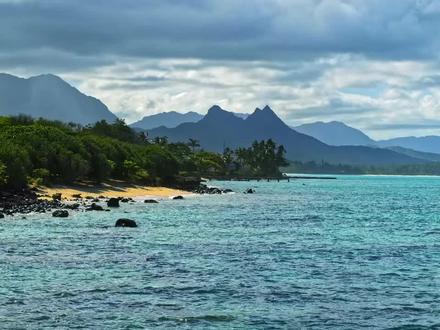 🇺🇸 旖旎瓦胡岛|阳光明媚的夏威夷。瓦胡岛(Oahu),夏威夷群岛的一部分,拥有着太平洋上最大的城市——火奴鲁鲁。人口约98万,城市建设现代化,具有美国本土城市的风格。瓦胡岛上有两条东南-西北走向的山脉,群峰耸立,最高点达1228米。海岸曲折,但沿岸多珊瑚礁。火奴鲁鲁在其南岸,是夏威夷州首府所在地。岛上盛产甘蔗、菠萝、香蕉等。工业有制糖、水果罐头、水泥、钢筋、炼铝、服装等。旅游业发达。岛上南部中间的珍珠港是美国在太平洋的重要海空军基地。岛上建有波利尼西亚文化中心(Polynesian Cultral Center)。#夏威夷 #美国 #海岛游 #旅游 #二人行 #环球旅行