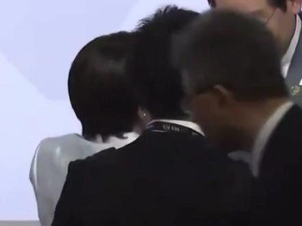 又来蹭热度!高市早苗对着韩国总统李在明拍脸蛋