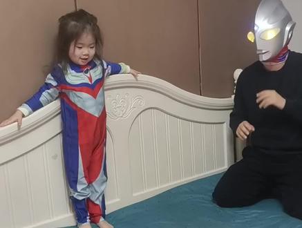 奥特曼给小宝宝挠痒痒。