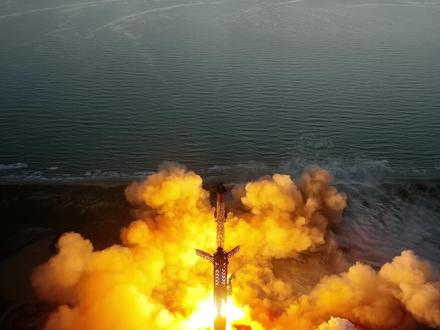 SpaceX 星舰 V3全球首发:撕碎航天规则的星际巨兽。 北京时间2026年5月23日清晨6:30分,一场牵动全球航天界的大事件即将上演 —— 星舰 V3 迎来第十二次试飞,这是它三代版本的首次公开实战,更是 SpaceX 憋了整整三年的跨代终极布局。前十一次试飞全是快速试错,炸中迭代、空中解体、发射台损毁都是常态,而这一次,没有试水,只有实战,全球商业航天、NASA 都在紧盯结果,因为一旦成功,人类将彻底告别一次性航天旧时代。#spacex #马斯克 #火星移民 #星舰 #科普新锐扶持计划