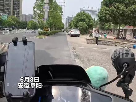 外卖小哥路遇一考生打不到车,立刻放下手中的单子,将其送到考点。#2024高考 #暖心瞬间 #正能量