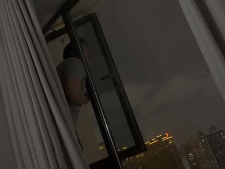 听说家楼下的一家店面今天来了鹿晗!粉丝们等一天了!我决定和大家呼应一下😜😜😜#鹿晗 #鹿晗上海gucci活动