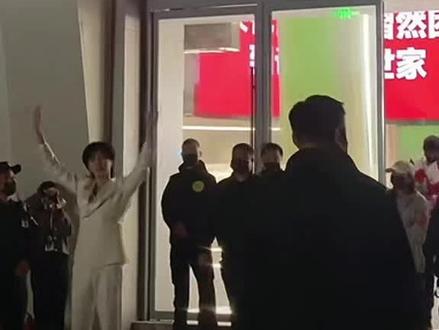 #不止一点点喜欢 #创作者中心 #创作灵感 #郝熠然 #膜法世家 是谁的偶像下班了还这么可爱!郝熠然刚结束膜法世家直播,这状态绝了~”