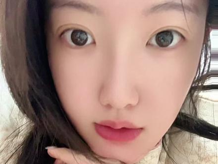 什么是暴露缺点效应?
暴露缺点效应(又称“出丑效应”)是一个社会心理学现象,指能力出众者适当暴露小缺点或失误后,反而能提升他人对其的好感度、信任感和亲近感。这一效应最早由美国心理学家艾略特·阿伦森于1966年通过实验提出。
暴露缺点效应的本质,是以人性化破壁完美隔阂——它让优秀者从“神坛”走入“人间”,用可控的脆弱换取深层的信任。真正的魅力不在无懈可击,而在“完整”而非“完美”:正如荣格所言,“与其做好人,不如做完整的人”。掌握此效应,需谨记:优势是底色,缺点是点缀;真实有度,方显智慧。
如何应用暴露缺点效应?
1.主动分享小失误,别怕“丢面子”
在团队总结会上,你可以说:“这次项目我有个教训,一开始太追求速度,结果返工了三次。下次我得先做好规划。”这种坦诚既展现了你的成长思维,又让人觉得你真实可信。
2.自嘲时要把握尺度
自嘲的关键在于“轻拿轻放”。比如你搞砸了汇报,可以说:“我这人一紧张就嘴瓢,下次得提前喝杯冰美式压压惊。”这样一来,你既化解尴尬,又不显得自卑。
3.在社交中展现“不完美”
朋友圈别只发高光时刻。偶尔晒一张素颜照,或者吐槽自己煮糊了菜,反而能让别人觉得你鲜活有趣。
记住:出丑效应的核心是“瑕不掩瑜”。你的优势依然是基础,小弱点只是锦上添花。
#边界感 #职场人生存法则 #成年人 #心理学 #纳比