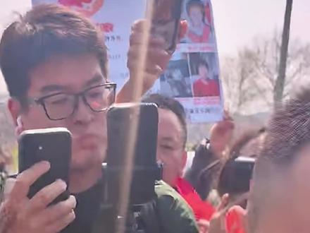 1995 年出生的何志军(小腾),1996 年随聋哑母亲外出时被人贩子抢走,后被赵某以 5000 元卖给湖南涟源养家,童年辗转寄住、备受冷落,仅在养家农村亲戚家感受过短暂温暖。他曾两次找赵某探寻身世均未果,2025 年 11 月求助《寻情记》颜记者后,按指导在宝贝回家登记,志愿者们接力扩散线索并展开跨省排查,排除贵州所有疑似线索后,几经波折在湖南新邵县寸石镇找到疑似亲属,村支书确认小腾与何家何红众长相高度相似,且何家 1996 年丢失的男童正是何志军。2026 年 2 月 14 日 DNA 鉴定证实小腾的身份,同年 3 月 12 日,漂泊三十载的小腾终于回到亲生家庭和母亲弟妹团聚,这场由媒体、志愿者助力的寻亲之路,终以团圆落幕。