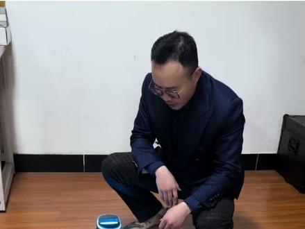 揭秘春晚同款宇树机器人开箱视频,从铁疙瘩到灵活的机器人需要几步?机器人租赁行业吹哨人小雷哥,为你展示一年前火爆全网的视频…#机器人表演全国出租 @8090机器人租赁-小雷哥