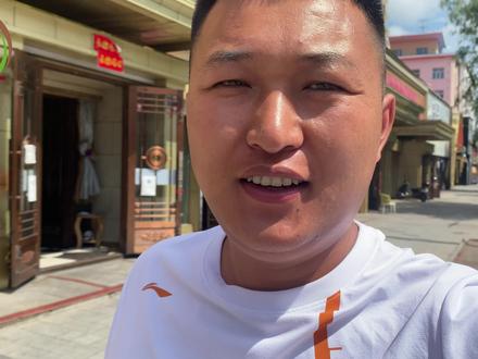 大雷提前来预定结婚酒店,晚了怕订不上,女友和岳母看后很满意! #婚宴 #结婚现场 #预定 #大雷 #女朋友