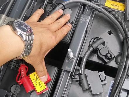 500S的四个电瓶,检查维护也非常方便#干货分享 #dou是好车 #专业的事交给专业的人 #抖音汽车