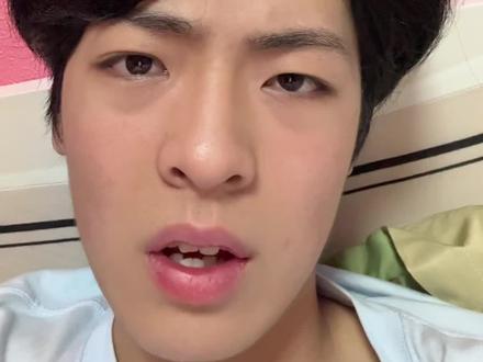 在此声明一下,这两个人我都不粉,大家也不用骂我,我只是作为一个路人感慨一下,有些人变脸太快了,她的黑稿太多了,仅此而已没有别的意思,还有我只是觉得赵露思做的都是一些鸡毛蒜皮的小事儿,比如自己整了容了,说自己没整容,打着助农的标签去卖货,然后说自己抑郁症,结果一个月就好了,我感觉这种东西放在娱乐圈里面真的是小巫见大巫了,但是虞书欣我感觉性质就不太一样了,她的都是一些比较严重的问题吧,比如她爸爸贪污国家公款在高速上倒车,还要在节目上对别的女明星说别人是蜘蛛精,然后在泰国王太后丧期参加亮色去参加,我感觉这更严重一点吧