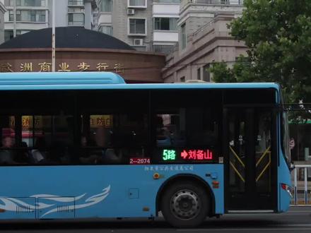 逝去的五角星 2017年底,60台崭新的公交亮相阳泉街头,一抹蓝色点缀着几道线条,它就是宇通ZK6105BEVG23(大运贴牌)而新年的第一天,2026年1月1日,该批60辆车由于满8年期限,因为一些原因,最终下线。我们用镜头记录了它们运营时的景象。#山西 #阳泉 #公交车