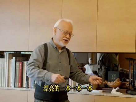 最近有位导演跟拍我,从纽约跟到台北,打算用几年时间为我拍个纪录片,每次他一到就把麦克风塞在我口袋,把我说的每句话都拍下来,也因此很多我没遮拦的东西都进了他的镜头。我好奇,让他剪了两段给我,绝对自然、绝对真实,博君一笑!