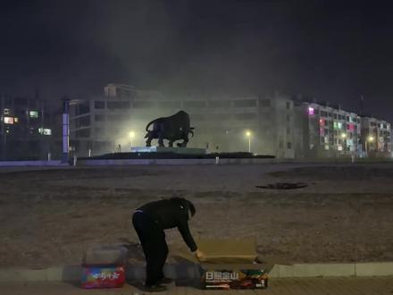 千万网红白冰同款烟火,日照金山感受一下什么效果#用摄影看世界 #烟花秀 #过年 #慢下来看世界 #马上有喜