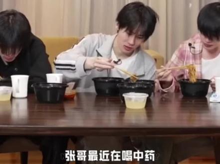 原来你身体不舒服早就有迹可循,愿你早日恢复健康@时代少年团-张真源