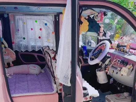 你们一直要的电动三轮四轮4门车后排改装小床详细教程来了,先点赞收藏慢慢看!2门车同样尺寸(直款七分垫+手动充气泵)的充气垫换个面放 尺寸刚刚好!海绵垫还是粉色加硬海绵8厘米厚,尺寸是1米×1米的,放上去也刚刚好,如果海绵垫大了也可以用壁纸刀自由裁剪!垫子上面铺个小床单,放个靠背垫,再放上一个小枕头和睡觉的抱枕,天冷了再放个小被子!这样后排改装小床就完成了,不用拆前排靠背,自己也可以解放双手好好开车,宝宝在后面也是独立的空间,放点玩具啥的不哭不闹!两全其美!需要的宝妈赶紧行动起吧!#电动四轮车 #电动四轮车改装 #把您的爱车打造的与众不同 #适合女生开的车 #接送孩子上下学代步车