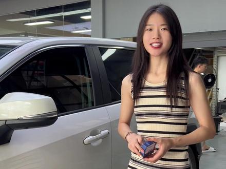 丰田荣放原车高配有后视镜折叠,但需要手动开关折叠,不方便,只需要加一个模块,就可以实现锁车自动折叠,同时还带有一键升窗、 锁车鸣笛功能。#荣放