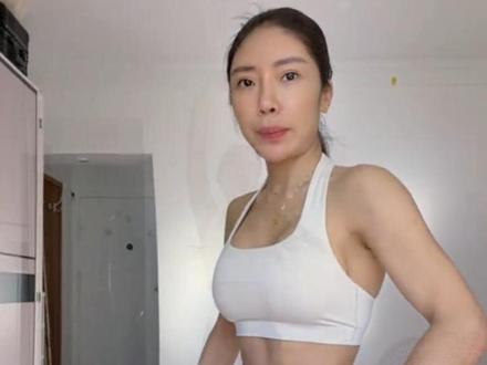 #真实生活分享官 邪修减肥古法加负重意外的好用,之前总觉得古法健身差点意思,不够强度,突发奇想加上负重没想到效果这么好,掉秤了,线条好看了,肉紧实了,赶紧点赞收藏练起来,过年就出效果啦#居家锻炼 #运动 #邪修减肥 #真实生活分享计划