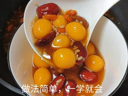 一勺糯米粉一勺红薯泥,出锅后暖心又暖胃,快艾特他给你做超简单#美食教程#跟着抖音学做菜#自制甜品#红薯糯米丸子