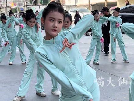 美人胚子,眉眼间带着敦煌美女的妩媚美舞蹈女孩,张羽彤#潮汕女孩 大风车舞蹈队路训#每个动作都是用汗水换来的