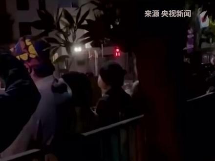 #高市早苗被喊“下台” 当地时间15日,上百名日本民众自发在位于东京的首相官邸前集会,抗议日本首相高市早苗的错误言行。