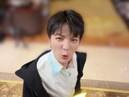 是谁拽住了周深@卡布叻_周深 的帽子?周可可,你怎么不说话?#星动营业中 #幕后星鲜事 #干嘛拎我帽子 #飞毛腿