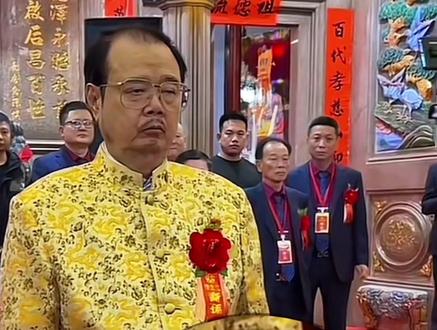 吴镇明老叔这招“手吸本到”经典至极,无人能及!一打赏就是一本。#潮汕 #江源集团董事长 #民俗文化