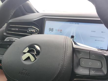 在高速上 启动蔚来电动车的无人驾驶模式 还有定速巡航 感受很牛