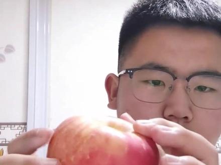 辽宁15岁男生展示“天生神力”,面无表情徒手将苹果掰成八瓣,还能掰断80公斤臂力棒(来源:大河报 编辑:曹超 校对:胡颖 审核:申敬 审签:陈敏娟)