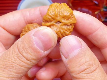 文玩知识,带大家一起认识蛤蟆头,这是一款精品小尺寸,蛤蟆头,蹬腿蟾型,非常好看,尺寸是2.8,左右。这样的你喜欢吗?#生活服务热点中心 #文玩核桃知识 #文玩核桃知识科普 #文玩核桃 #六顺核桃 @抖音创作小助手 @抖音热点宝 @抖音小助手