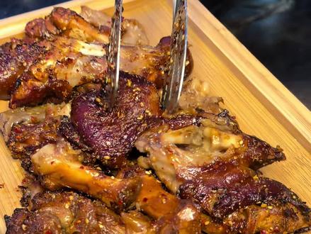 #dou上热门 #农村美食 #烧烤 #猪蹄 #烤猪蹄教程 软烂脱骨,香迷糊了@DOU+小助手 @DOU+上热门