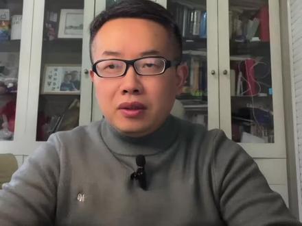 今天给大家再聊聊关于“KRAS抑制剂应用上的一些注意事项。目前国内已经获批上市、针对KRAS G12C突变的靶向药,主要有三种:氟泽雷塞、格索雷塞、戈来雷塞。目前这三种药全都已经进入了最新的医保目录。最新的医保适应症是:既往接受过一种系统性治疗的KRAS G12C 突变型的晚期的非小细胞肺癌患者,也就是在二线治疗中,医保是可以报销的。那使用KRAS抑制剂,有几个注意事项一定要重视:第一,用药前必须做基因检测。只有在肿瘤组织或者血液里,确实查到KRAS G12C 突变,才能用这类靶向药。第二,常见不良反应包括:胃肠道反应,比如恶心、呕吐、腹泻,轻度的骨髓抑制、例如白细胞减少,贫血等等,大多不算严重。但下面这几类严重不良反应,一定要高度警惕:第一多数KRAS G12C靶向药可能引起肝毒性,表现为转氨酶升高、血胆红素升高等。用药期间需定期监测肝功能,初始3个月内可能需每3周监测一次,若出现严重肝功能异常,需及时停药并给与保肝治疗。第二部分药物可能导致QTc间期延长,增加心律失常风险。用药期间需定期监测心电图,。若QTc间期明显延长,需暂停用药并调整剂量。还有一点很重要点,目前 KRAS抑制剂,推荐都是单药使用。切记不要和免疫治疗联用!之前临床试验已经发现:这类靶向药 + 免疫治疗,,会明显增加严重不良反应风险,比如严重的肝炎、严重间质性肺炎等等,所以这两类药不能联用。总之,在使用KRAS抑制剂期间要严格遵循医嘱,用药过程中出现不适反应要及时和医生沟通,以确保治疗的安全性和有效性。#抖出健康知识宝藏 #新年囤点专业货 #复工健康指南 #肿瘤 #肺癌