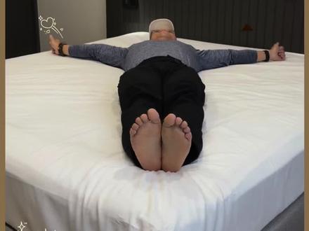 仰卧起坐挑战床垫版 昨天说仰卧起坐有手就行?今天双手悬空、双腿伸直不弯不翘,敢发视频才算真本事!#增肌我就这样练 #上抖音分享我的运动生活 #抖音玩法合伙人计划 #抖音生活观察计划 #自律
